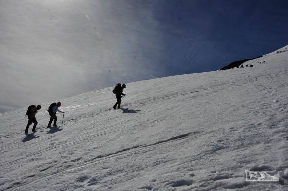 Enfrentando as encostas geladas do vulcão Villarrica, região de Pucón, no sul do Chile